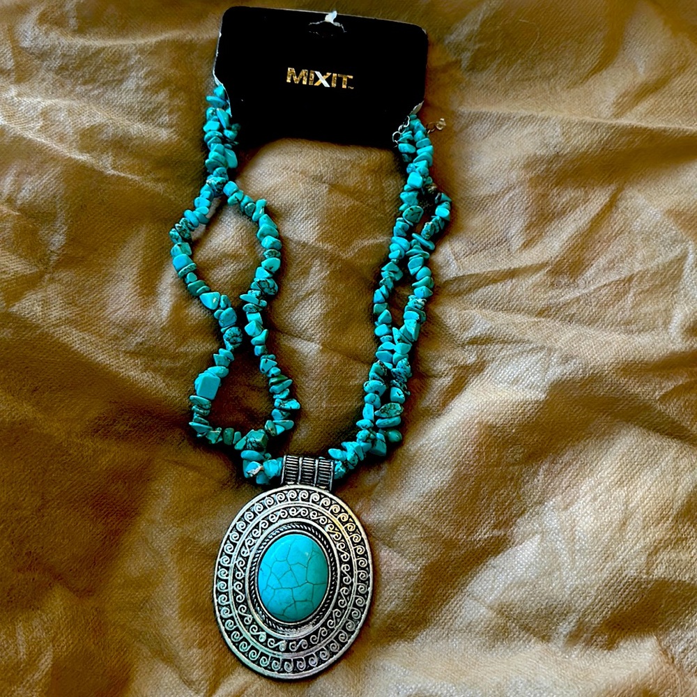 Turquoise beaded medallion necklace silver tone New